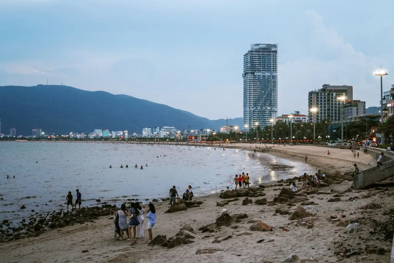 广告代理服务对比：传统媒体与户外大屏整合投放方案