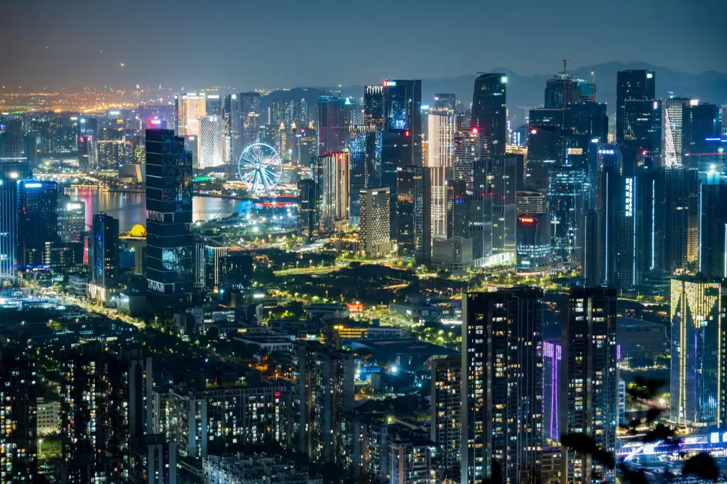 上海户外大屏广告投放策略：广告代理公司如何实现精准触达