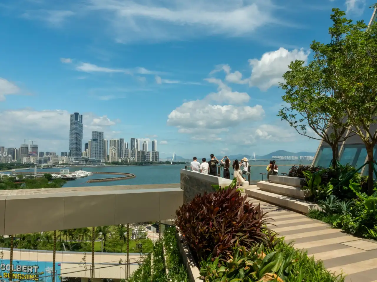 户外大屏与社区广告如何选？上海阳赞广媒体投放渠道对比分析