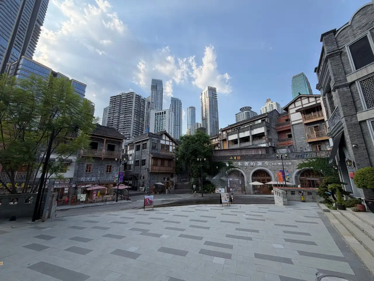 上海户外大屏广告投放策略：如何选择高转化率的商圈媒体资源