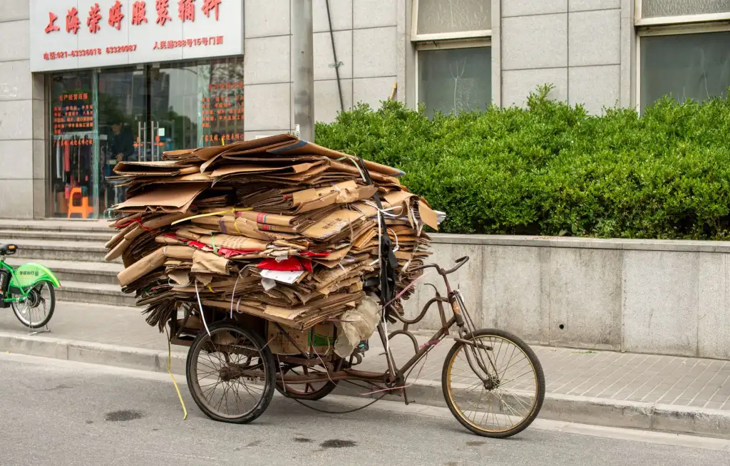 媒体投放渠道对比：户外大屏与社区广告在品牌传播中的差异化价值