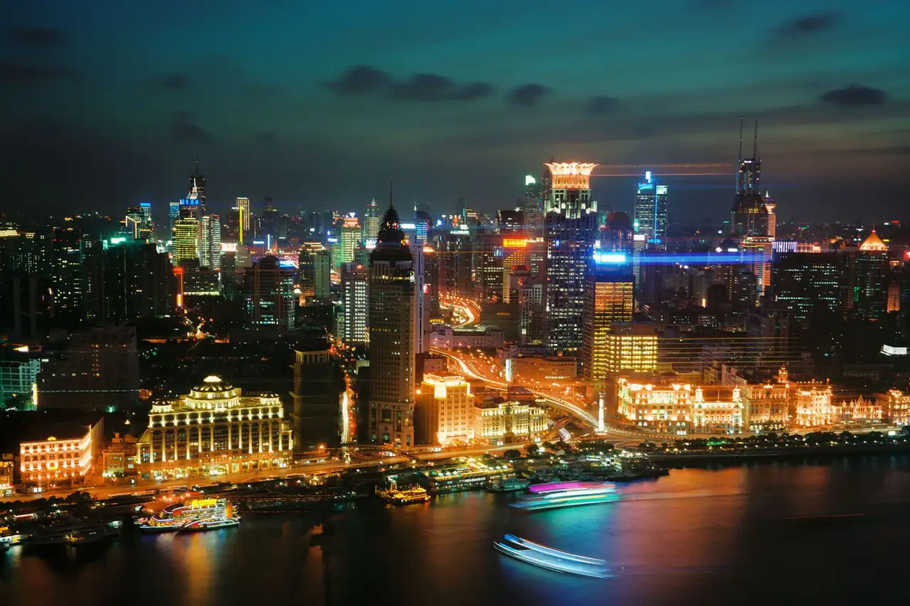 户外大屏与社区广告资源整合：上海阳赞广广告有限公司的媒体投放策略解析